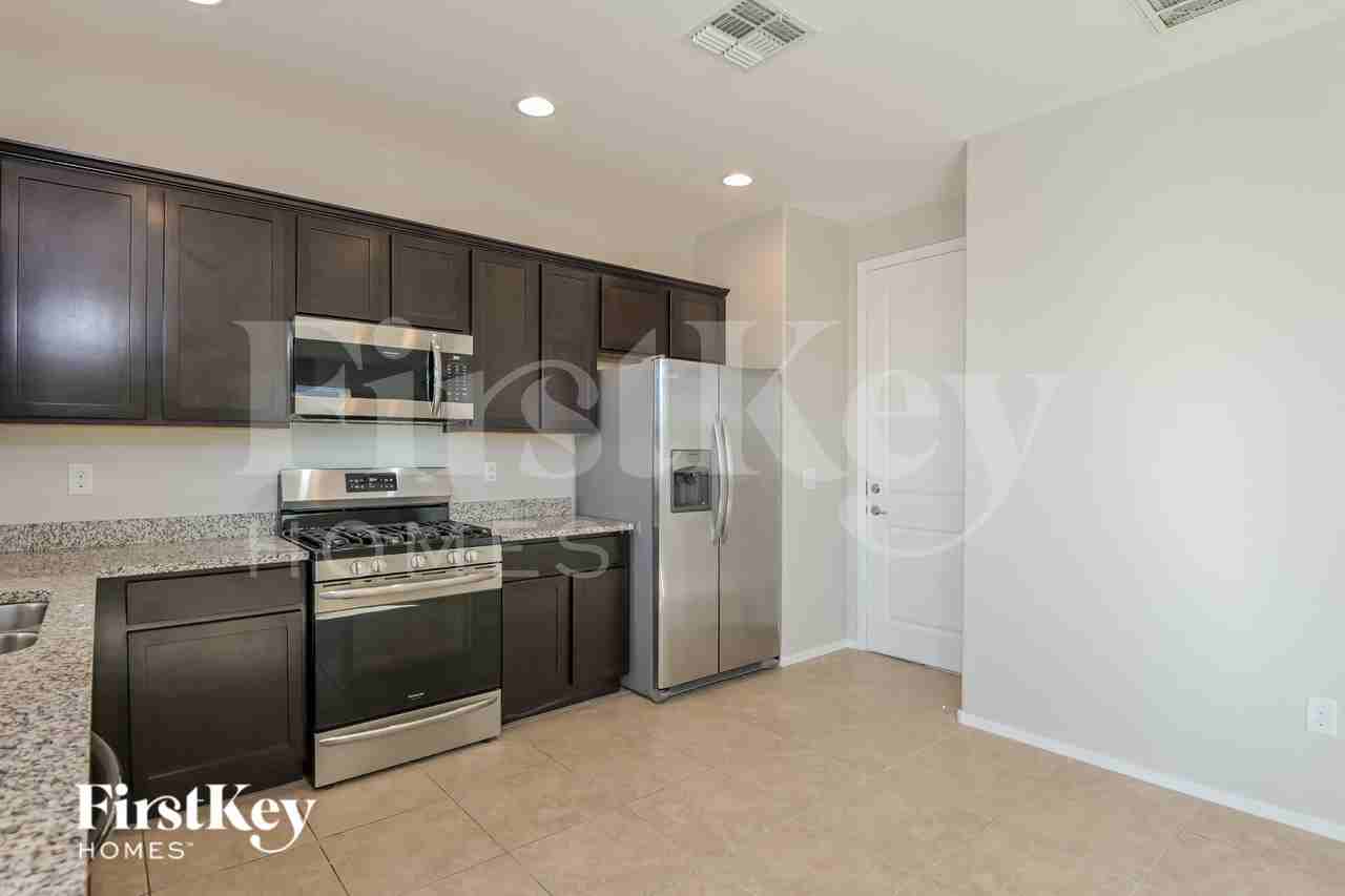 2851 N Fair Oaks Ave - Photo 4 of 15
