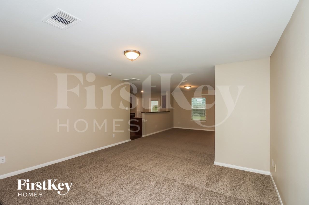 8015 Distant Harbor Rd - Photo 4 of 15