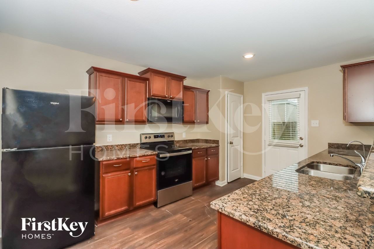 8015 Distant Harbor Rd - Photo 5 of 15