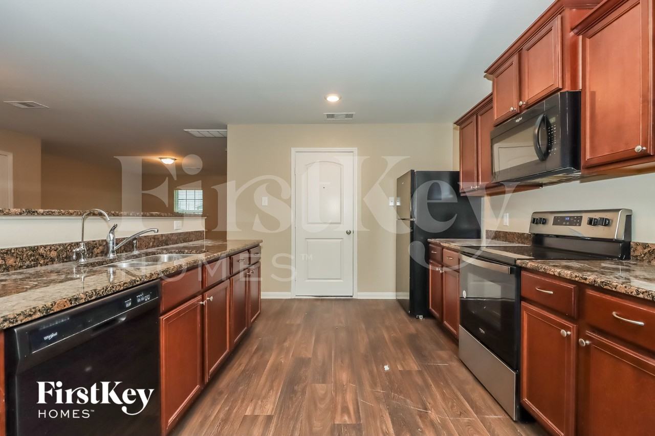 8015 Distant Harbor Rd - Photo 6 of 15