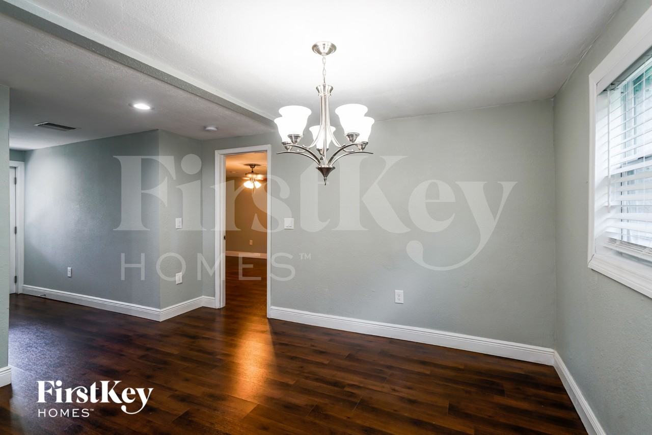 6809 N Sterling Ave - Photo 3 of 16