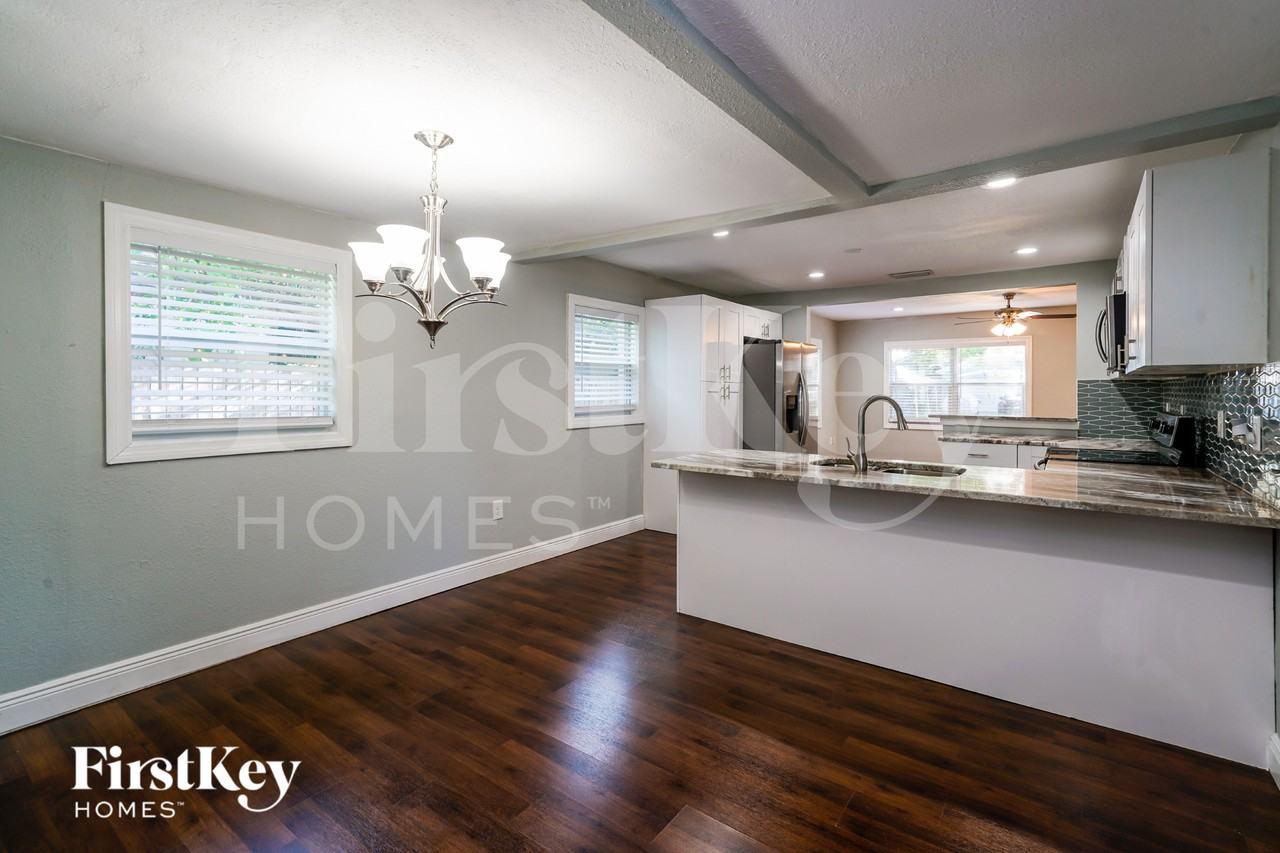 6809 N Sterling Ave - Photo 4 of 16