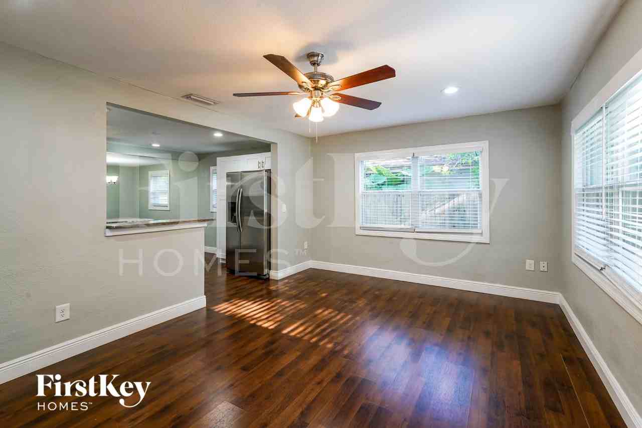 6809 N Sterling Ave - Photo 5 of 16
