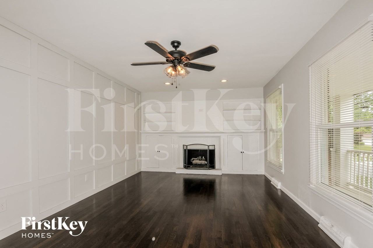 305 Elmhurst Dr - Photo 3 of 15