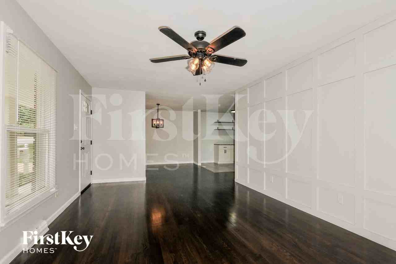 305 Elmhurst Dr - Photo 4 of 15