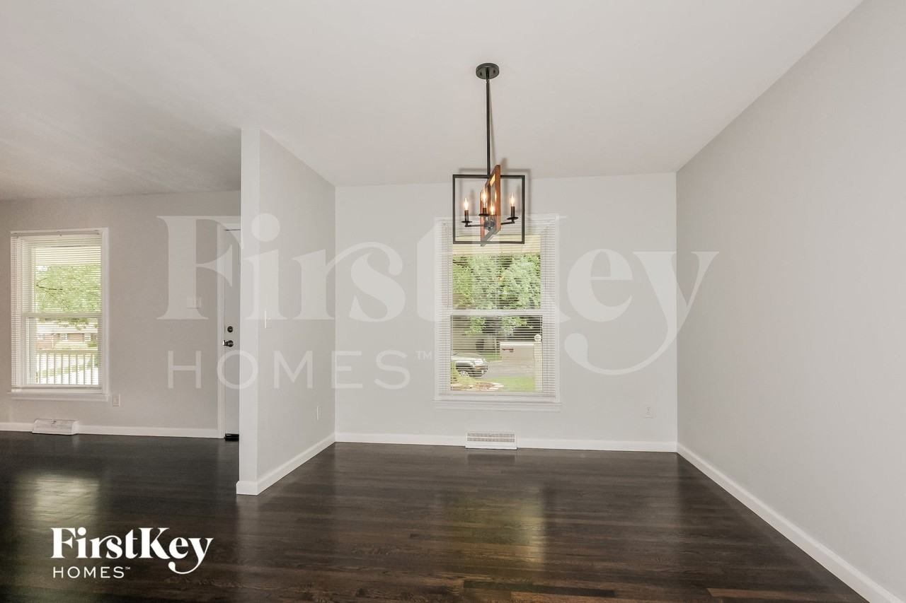 305 Elmhurst Dr - Photo 5 of 15