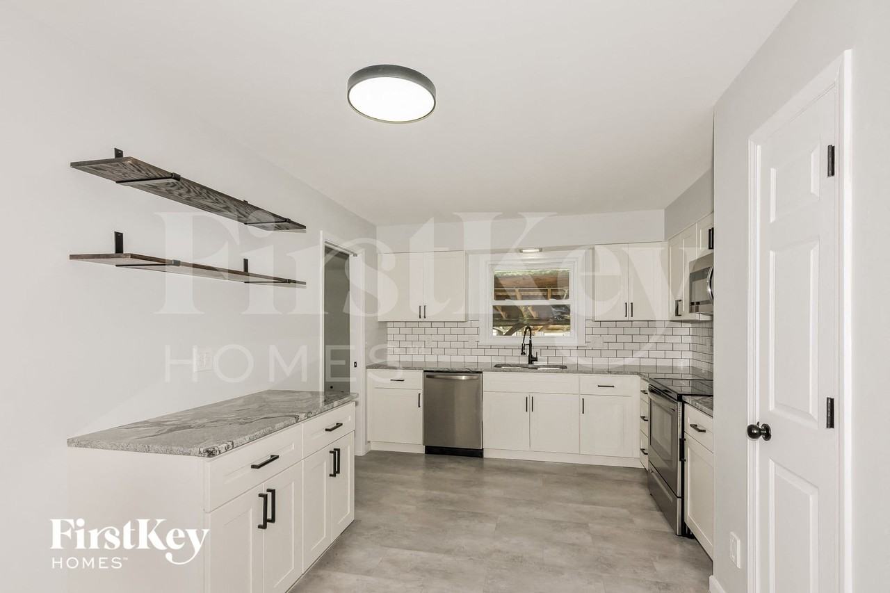 305 Elmhurst Dr - Photo 6 of 15
