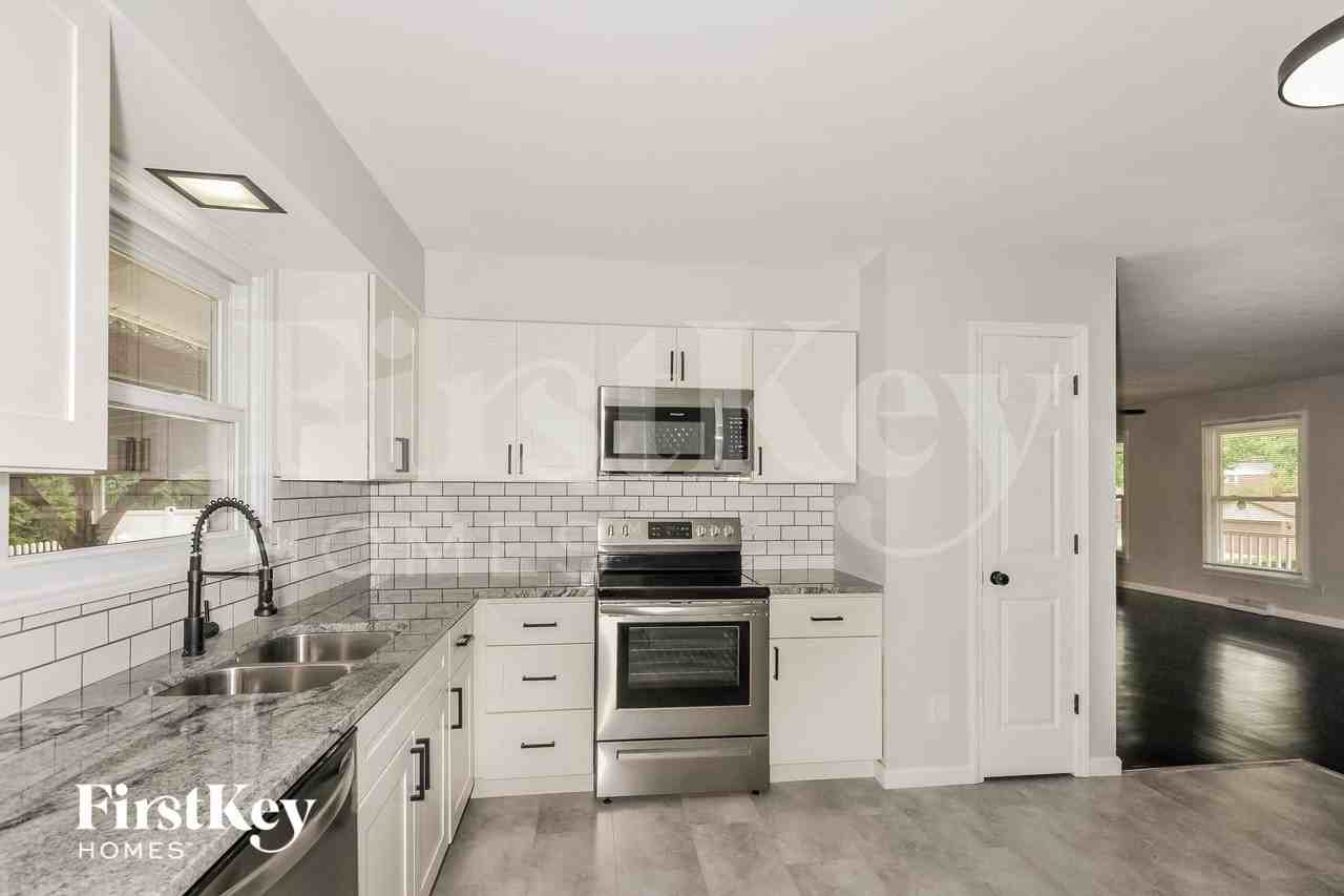 305 Elmhurst Dr - Photo 7 of 15