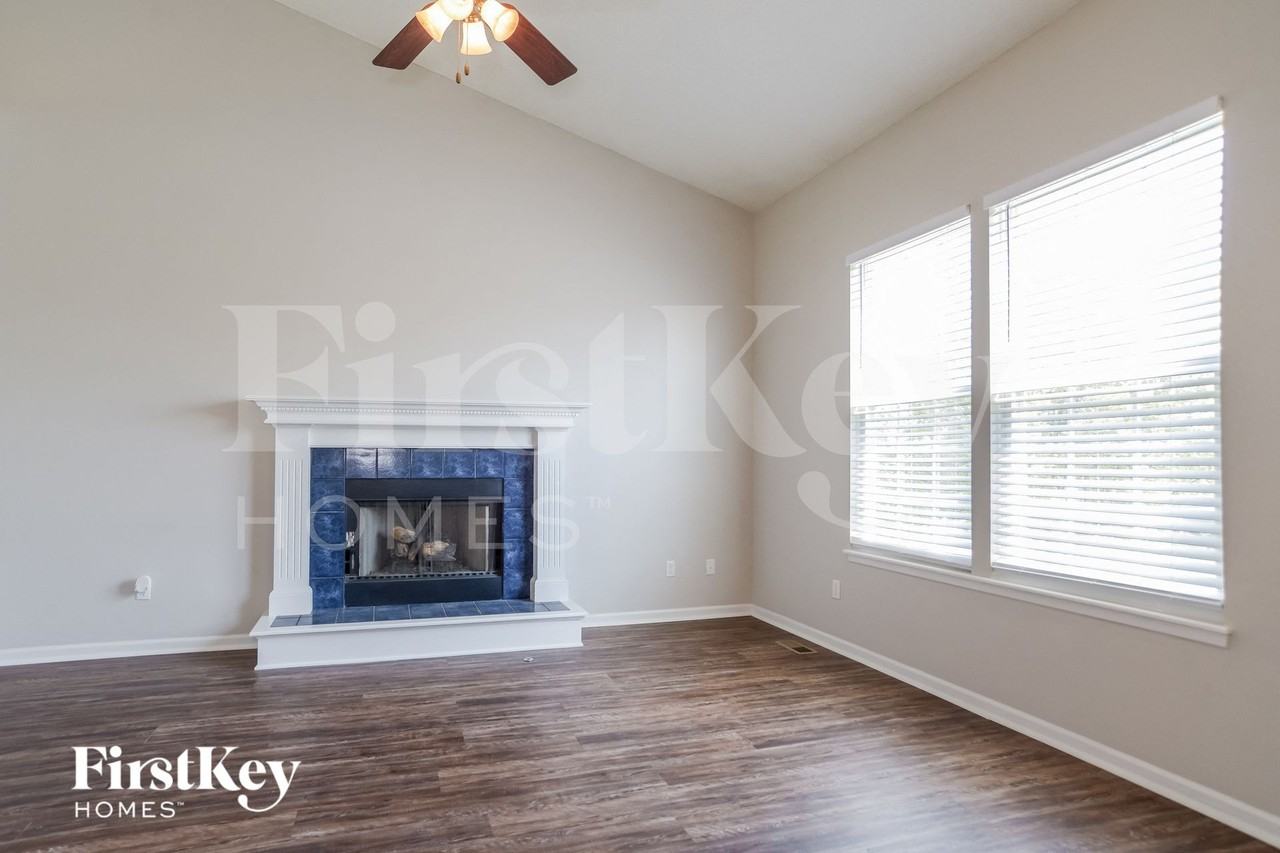 11108 N Lewis Ave - Photo 3 of 15
