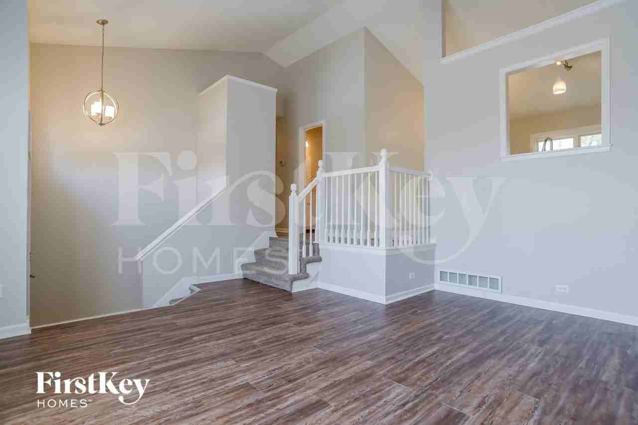 11108 N Lewis Ave - Photo 4 of 15
