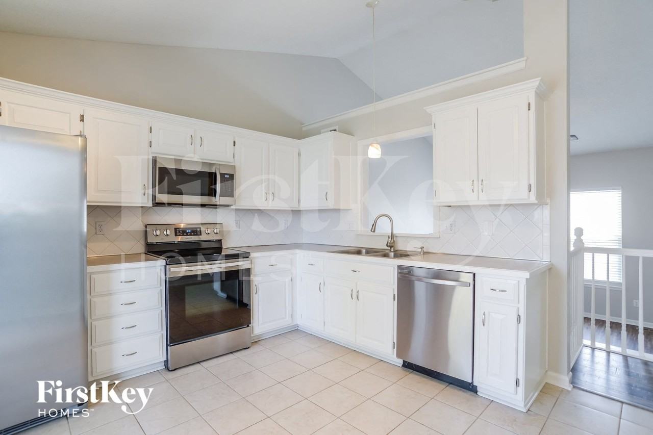 11108 N Lewis Ave - Photo 5 of 15
