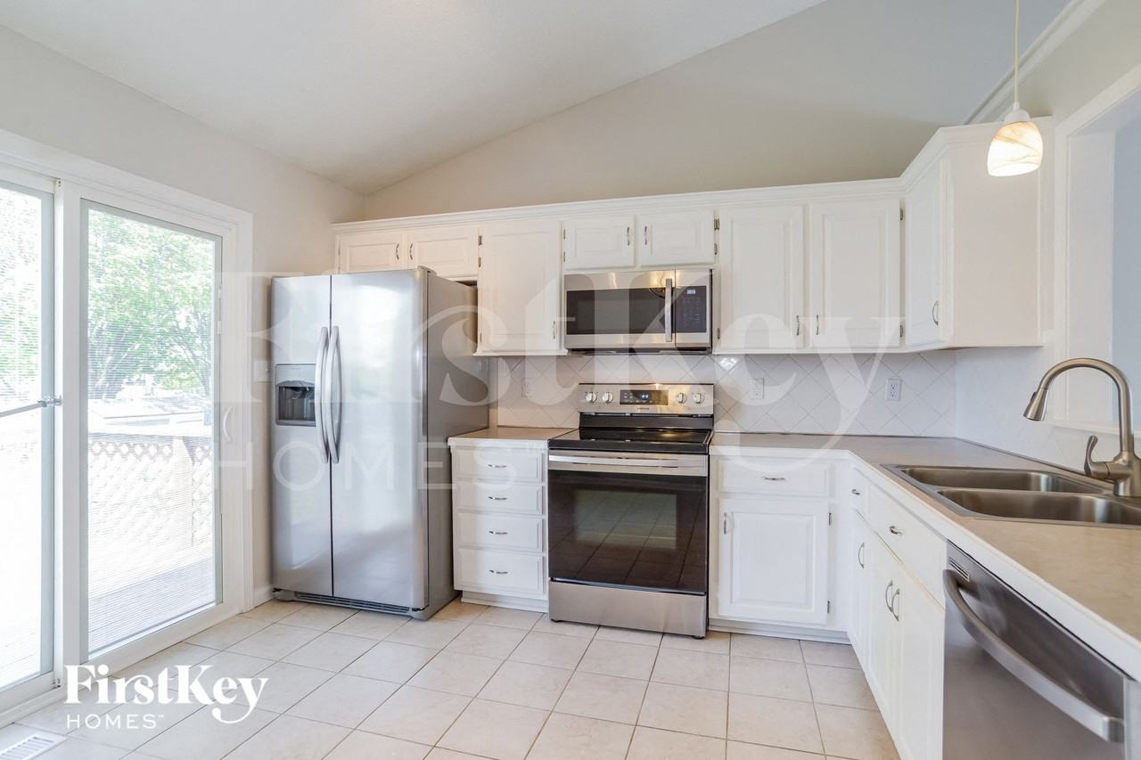 11108 N Lewis Ave - Photo 6 of 15
