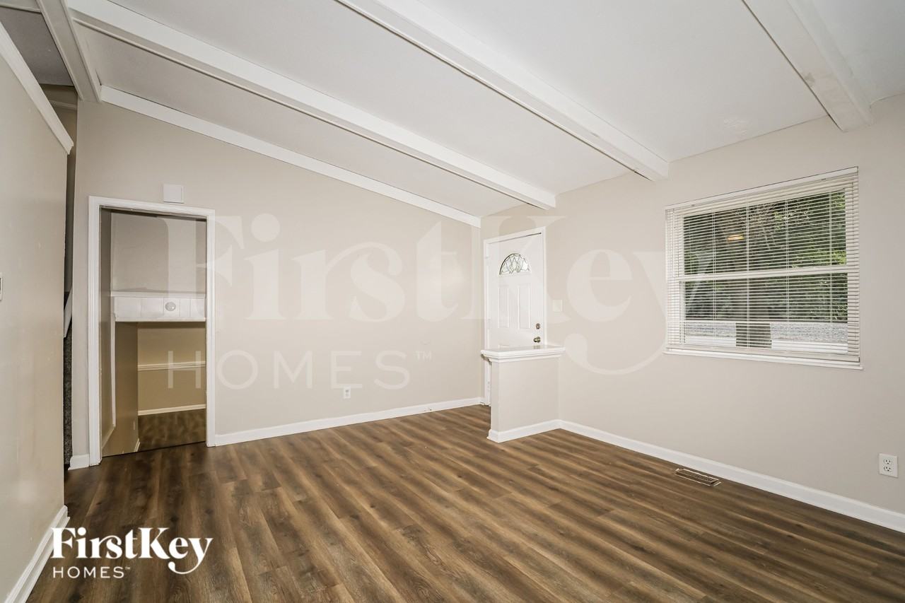 8101 Railroad Rd - Photo 2 of 19