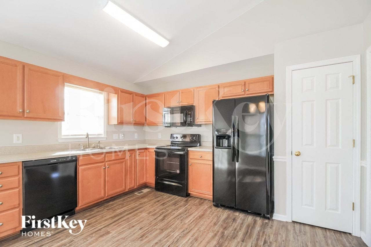 699 Hitchcock Way - Photo 5 of 15