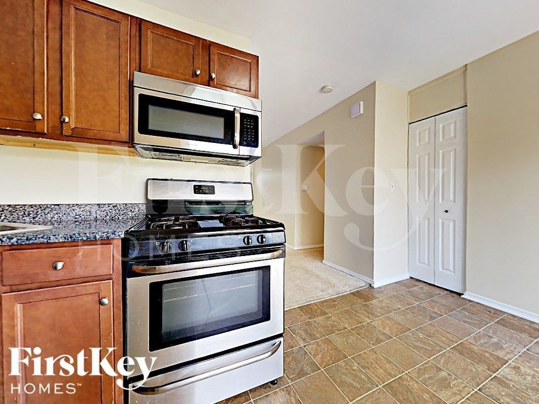 6933 Hemlock St - Photo 5 of 13