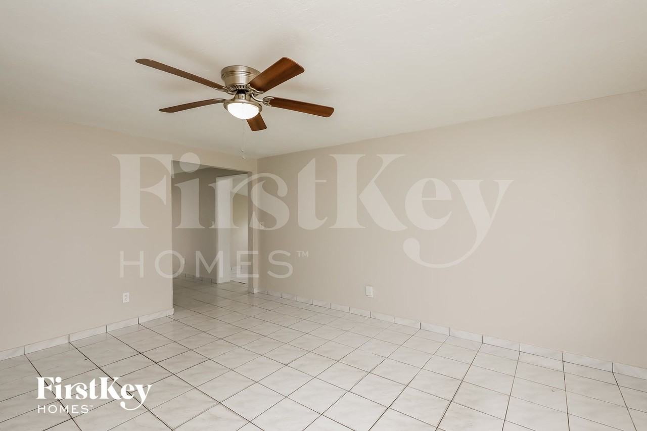 5826 N Farragut Dr - Photo 3 of 15