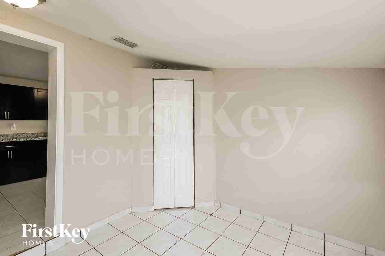 5826 N Farragut Dr - Photo 4 of 15