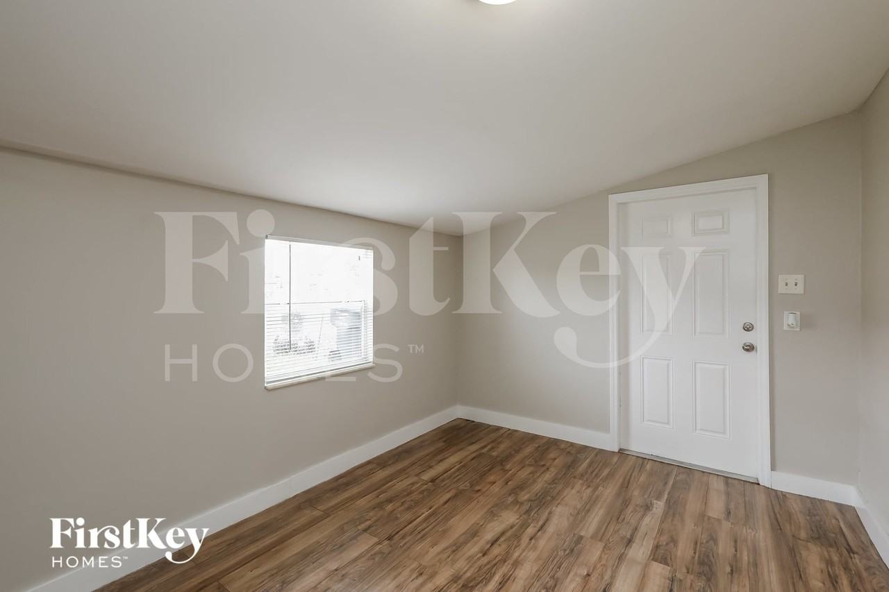 5826 N Farragut Dr - Photo 7 of 15