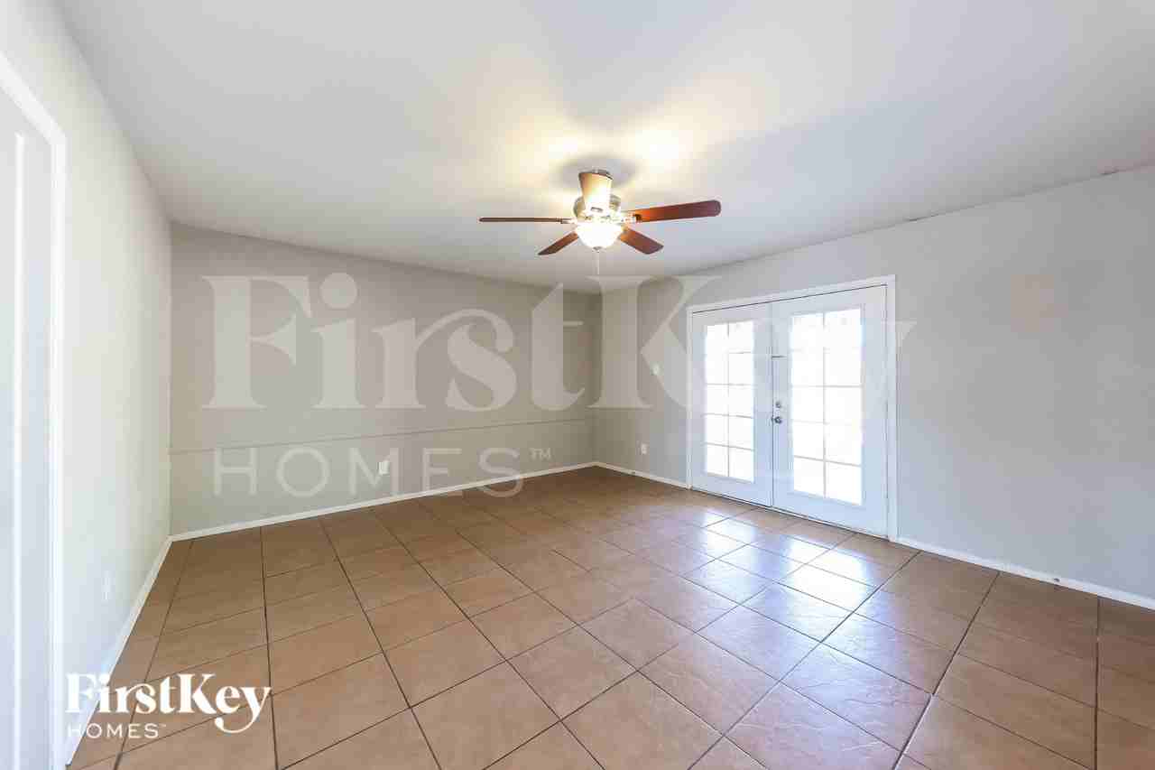 5702 N 19th Dr - Photo 2 of 16
