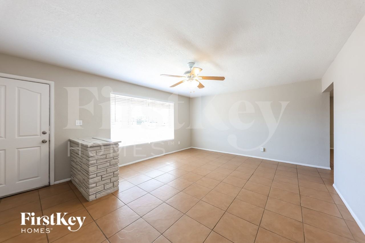 5702 N 19th Dr - Photo 4 of 16