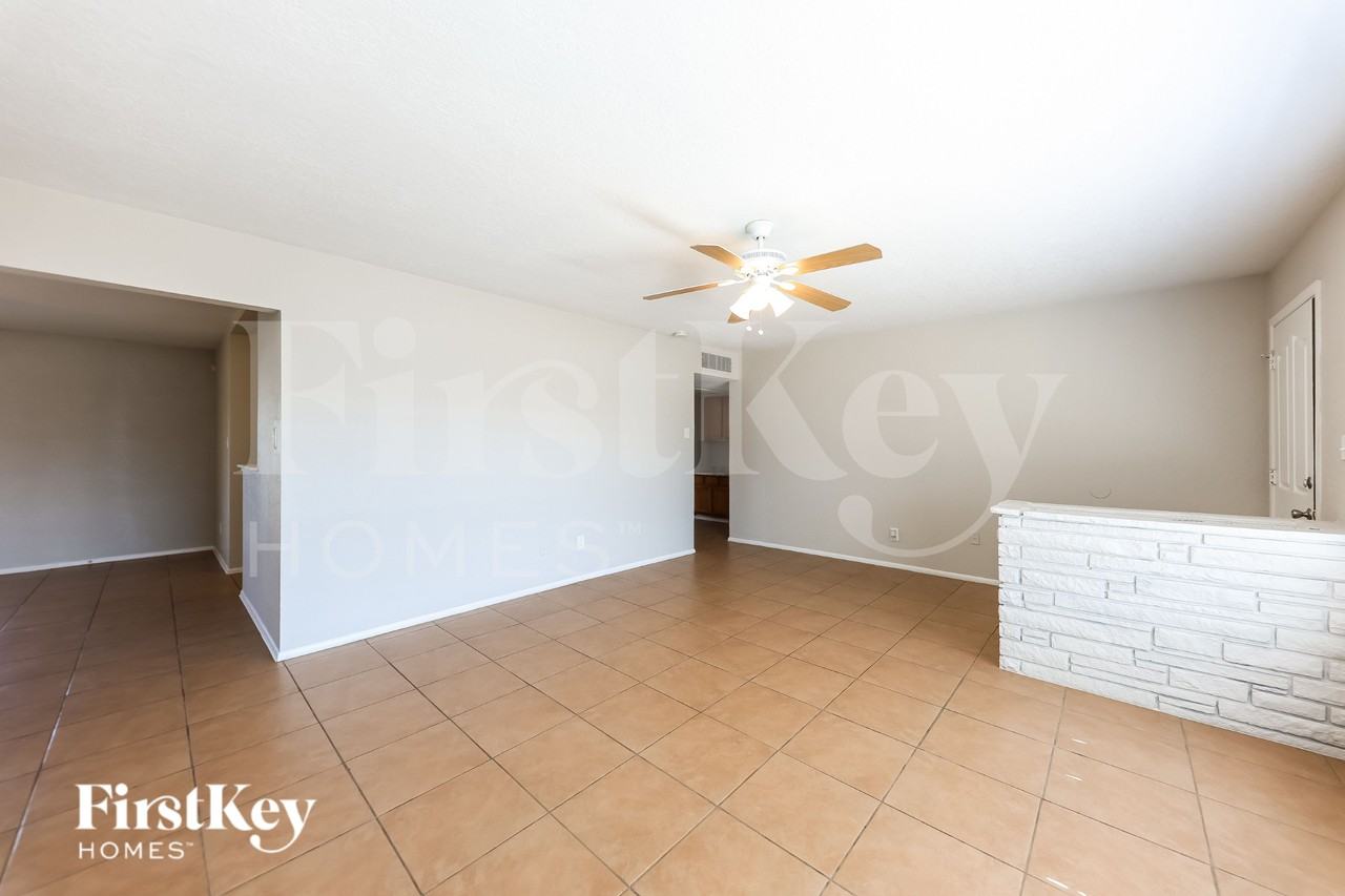 5702 N 19th Dr - Photo 5 of 16