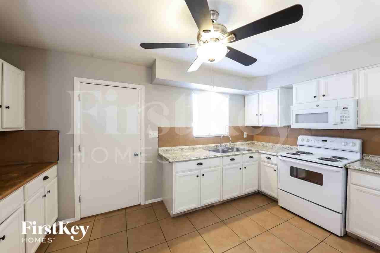 5702 N 19th Dr - Photo 6 of 16