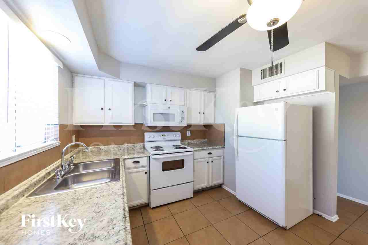 5702 N 19th Dr - Photo 7 of 16