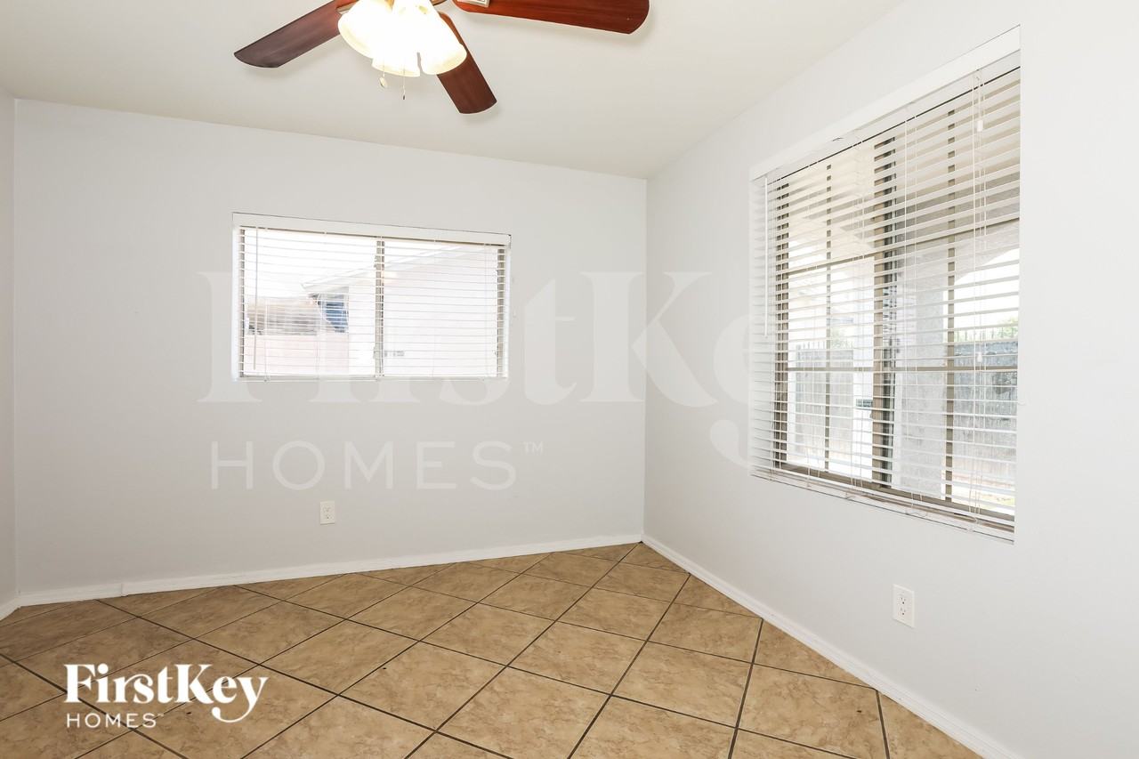 4739 E Sunland Ave - Photo 5 of 16