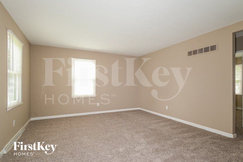 42 Mercury Dr - Photo 3 of 16