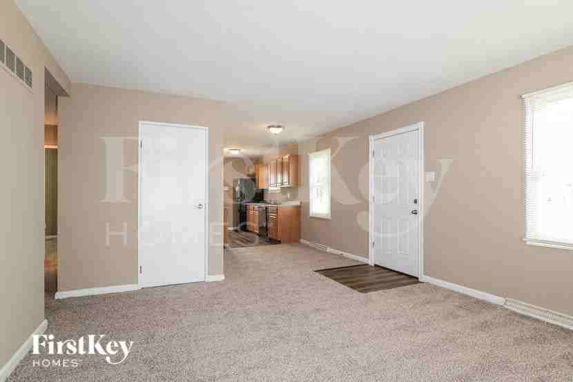 42 Mercury Dr - Photo 4 of 16