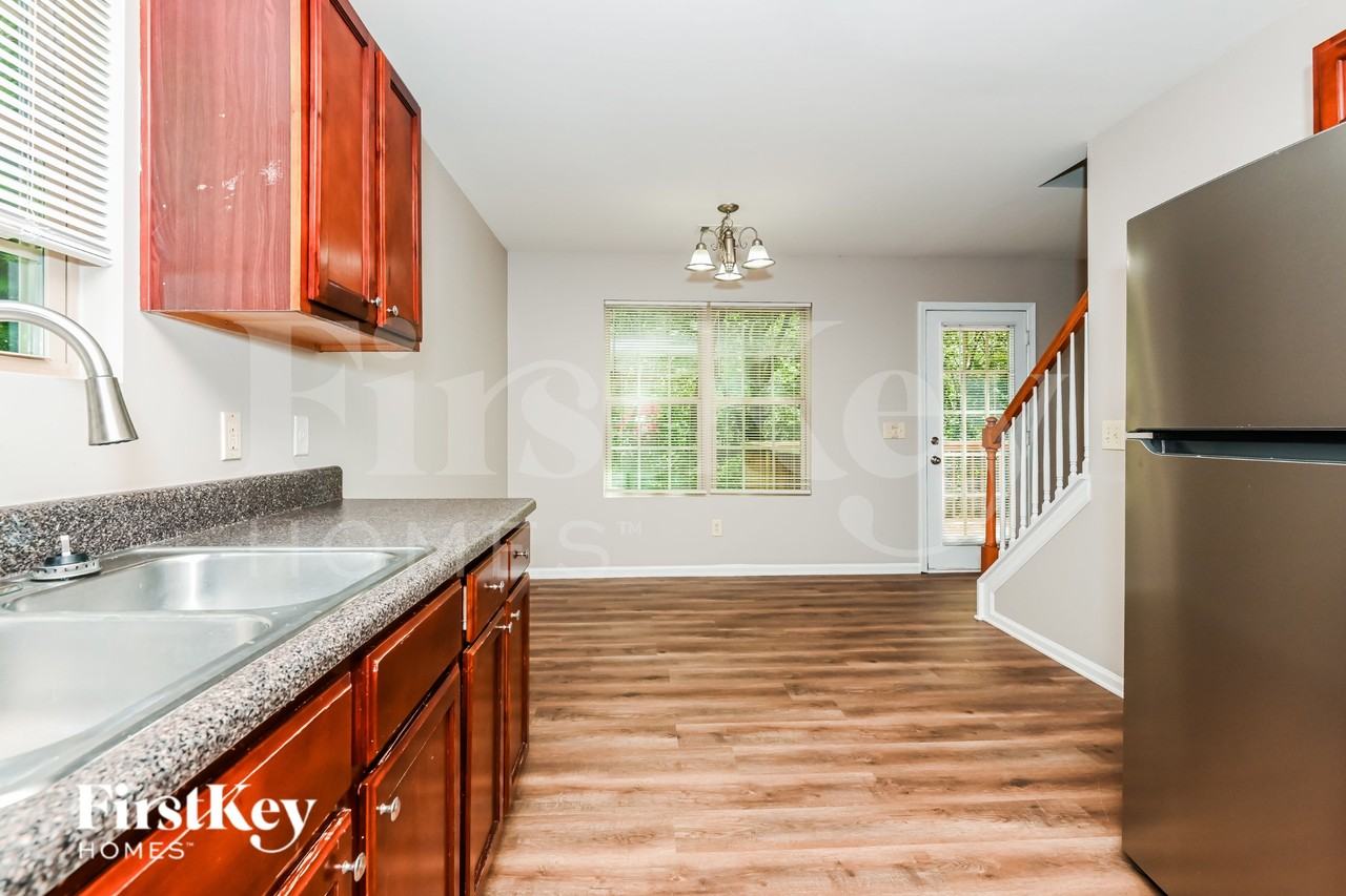 380 Pine Tree Dr - Photo 5 of 16