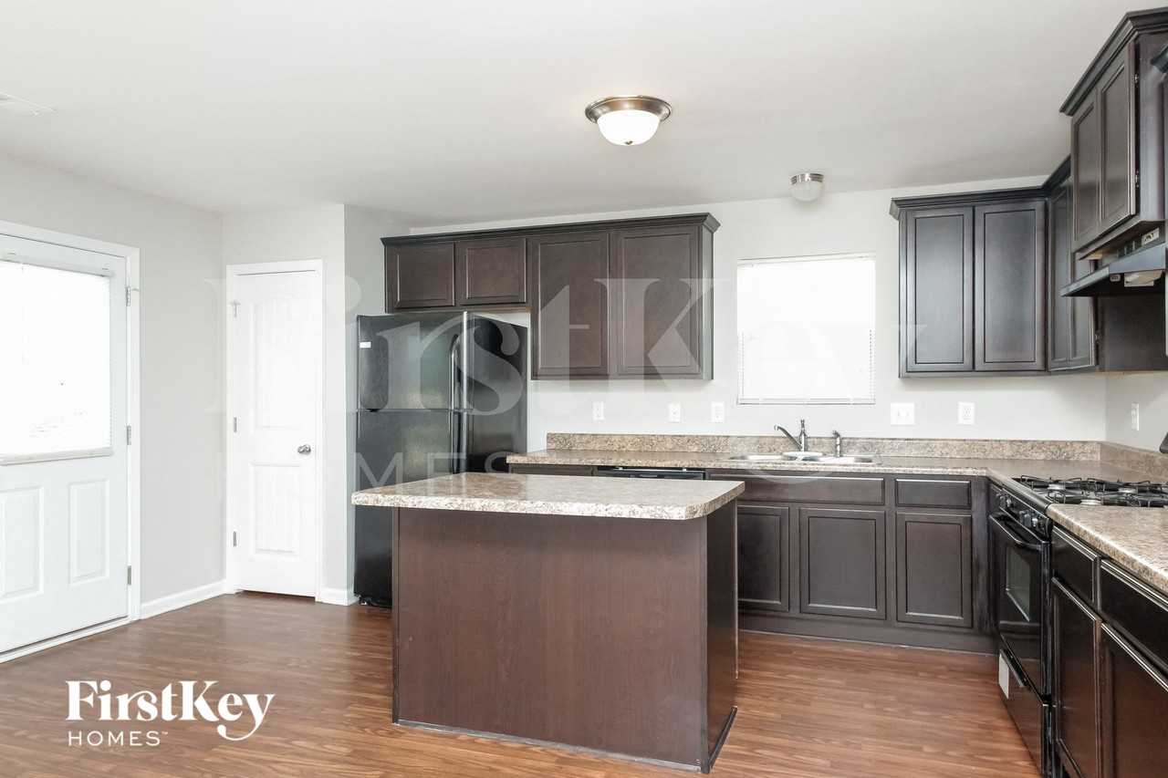 35 Riviera Dr - Photo 7 of 15