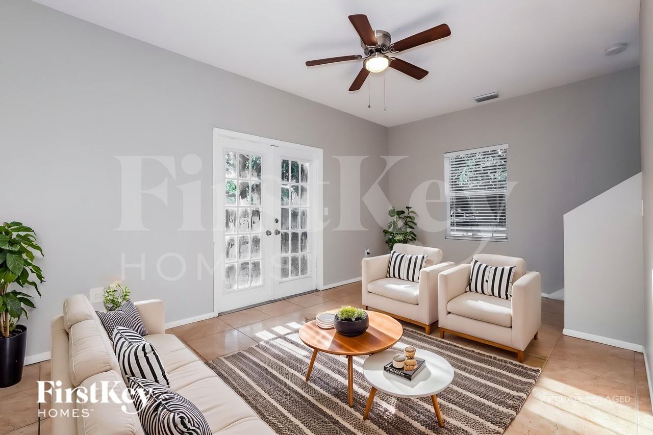 2916 N Jefferson St - Photo 3 of 20