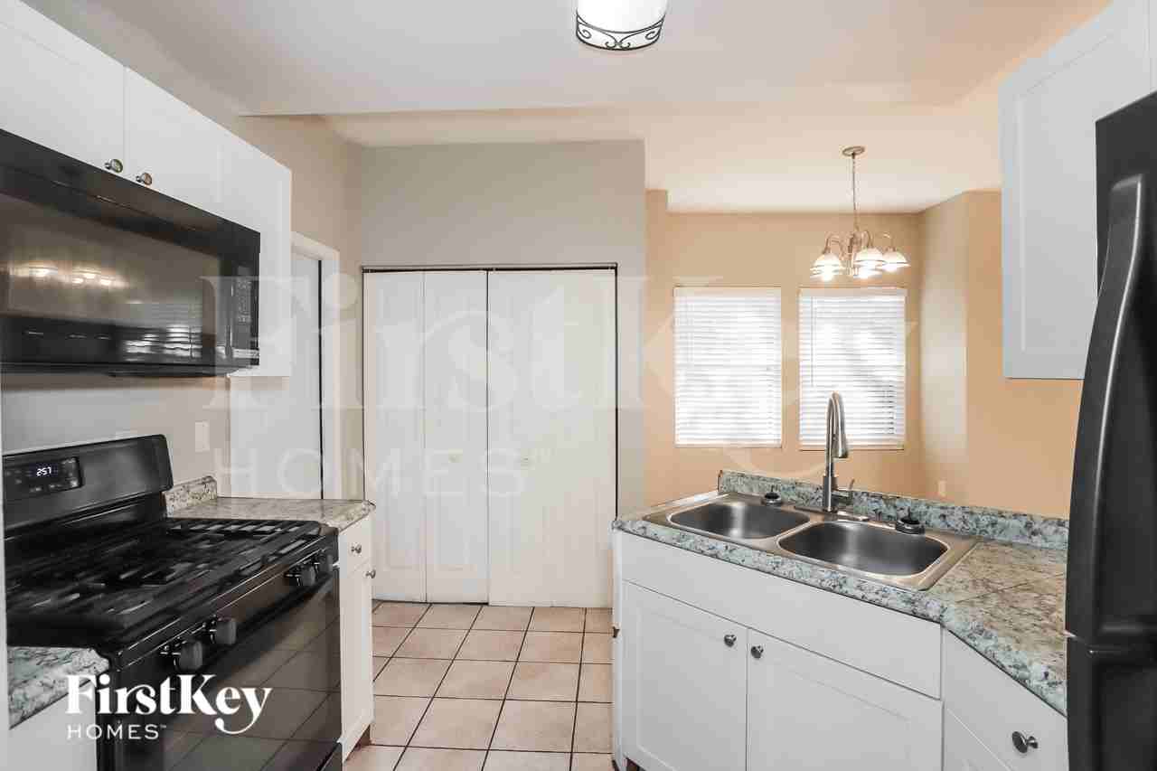 2916 N Jefferson St - Photo 7 of 20
