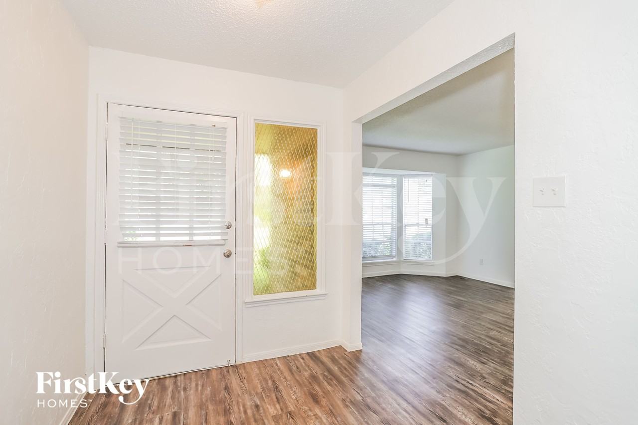 26218 Maplewood Dr - Photo 2 of 16