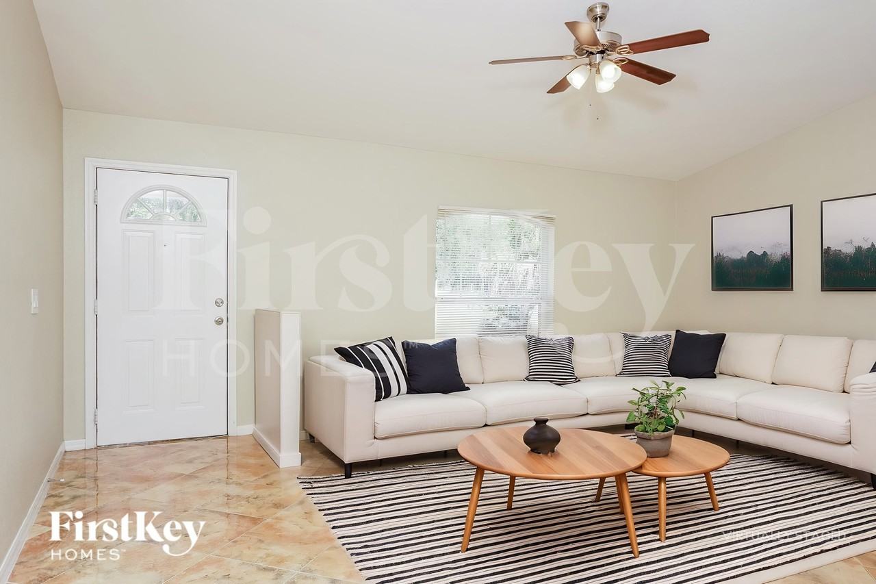 2476 Parrot St - Photo 4 of 20