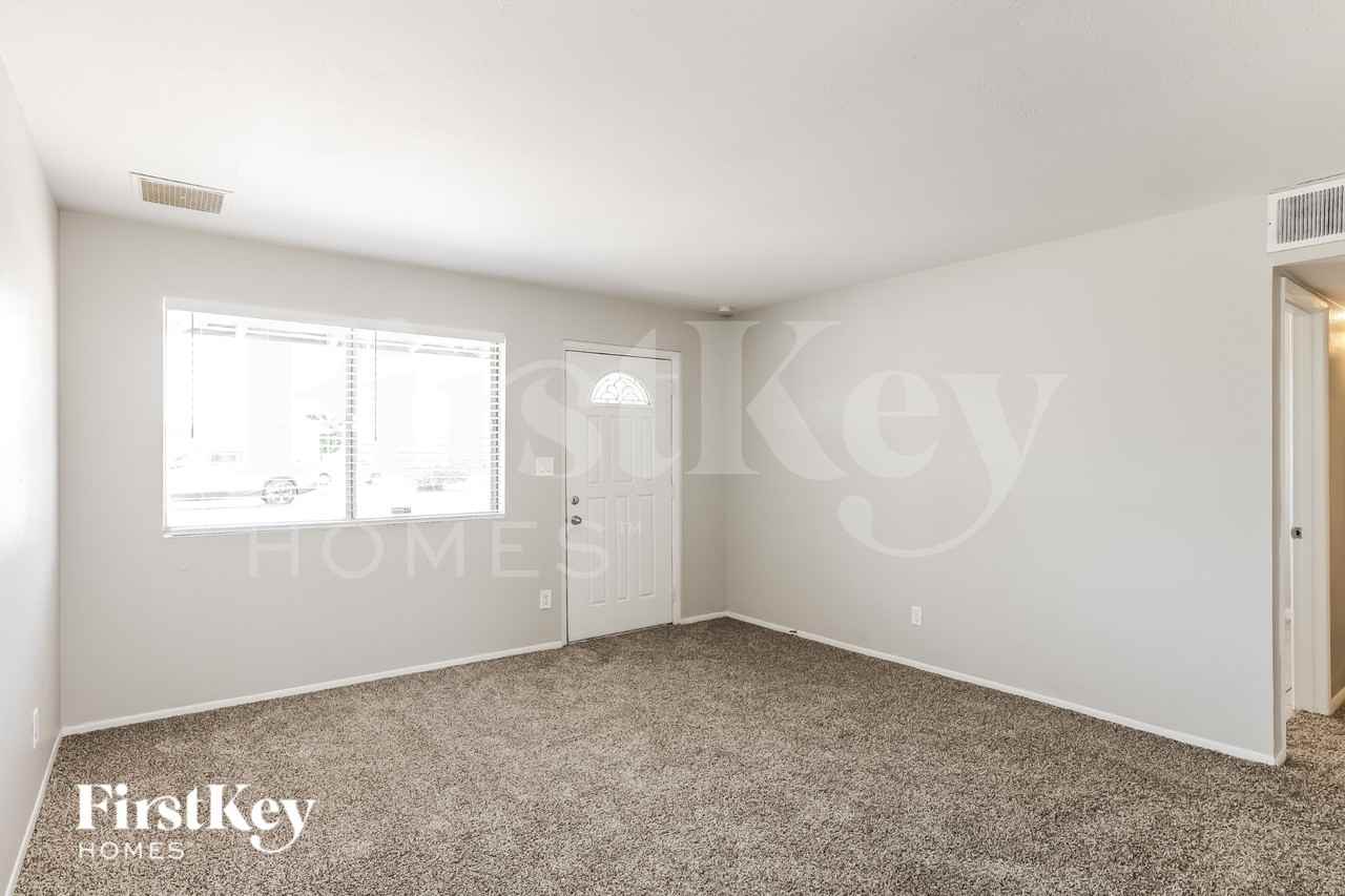 2114 W Sunnyside Ave - Photo 2 of 16
