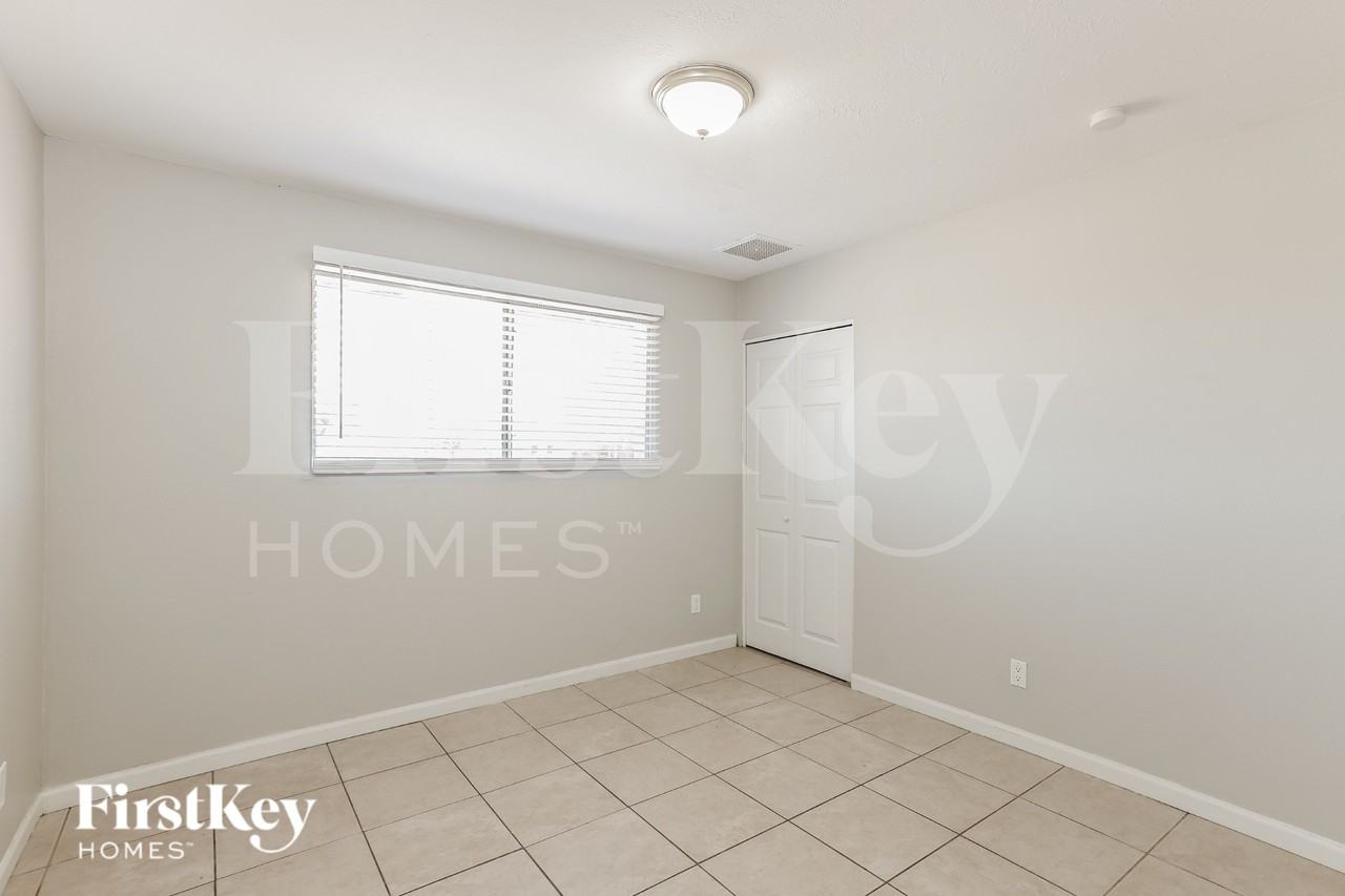 2114 W Sunnyside Ave - Photo 4 of 16