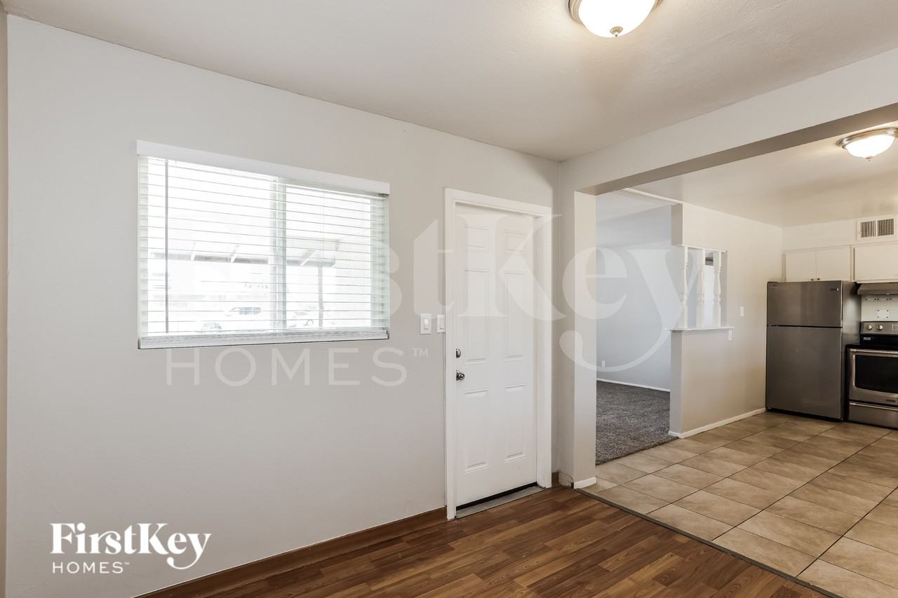 2114 W Sunnyside Ave - Photo 5 of 16