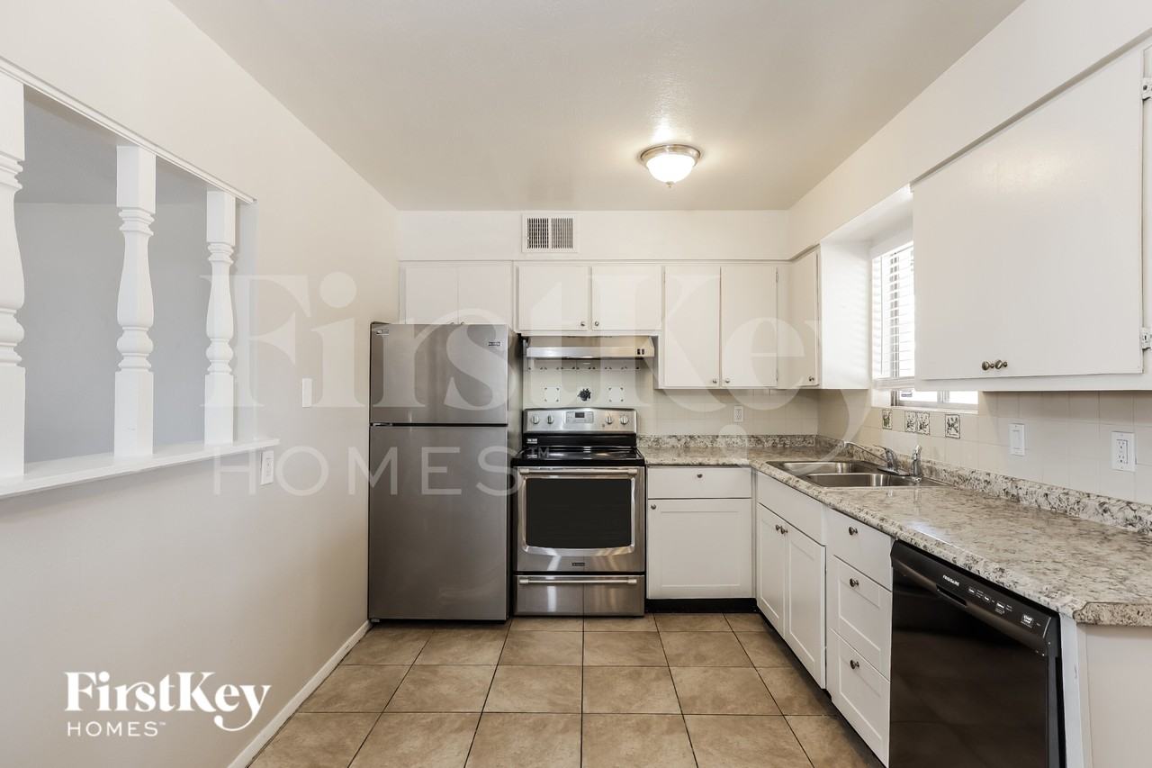 2114 W Sunnyside Ave - Photo 6 of 16