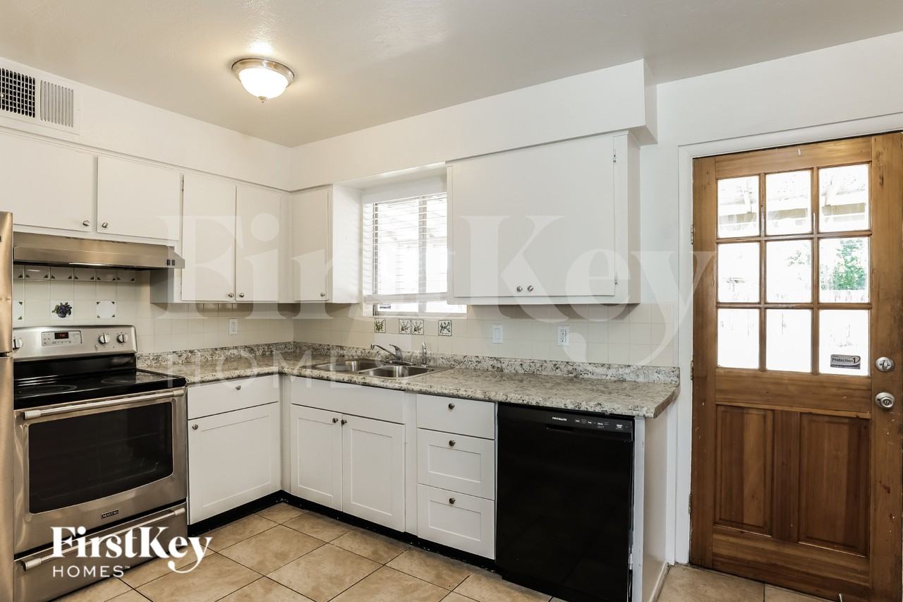 2114 W Sunnyside Ave - Photo 7 of 16
