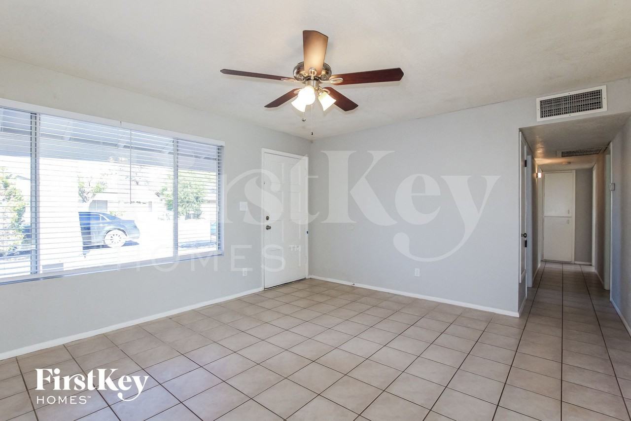 2041 W Windrose Dr - Photo 2 of 15