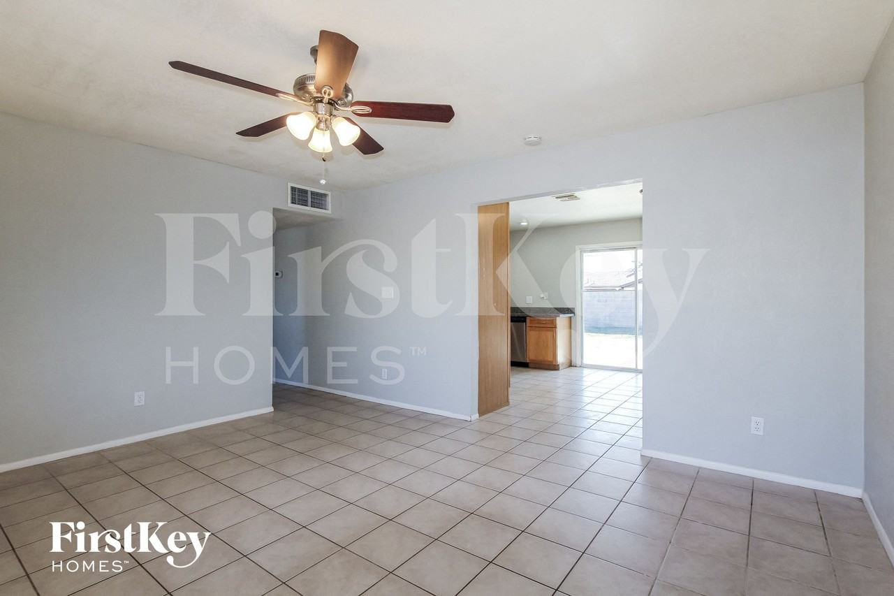 2041 W Windrose Dr - Photo 3 of 15
