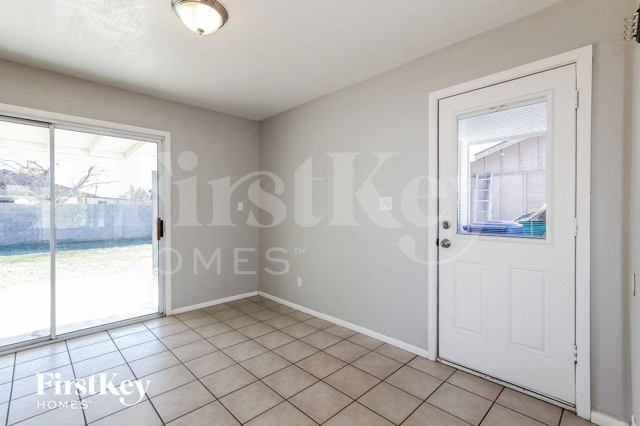 2041 W Windrose Dr - Photo 4 of 15