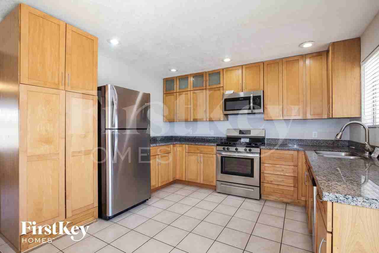 2041 W Windrose Dr - Photo 6 of 15