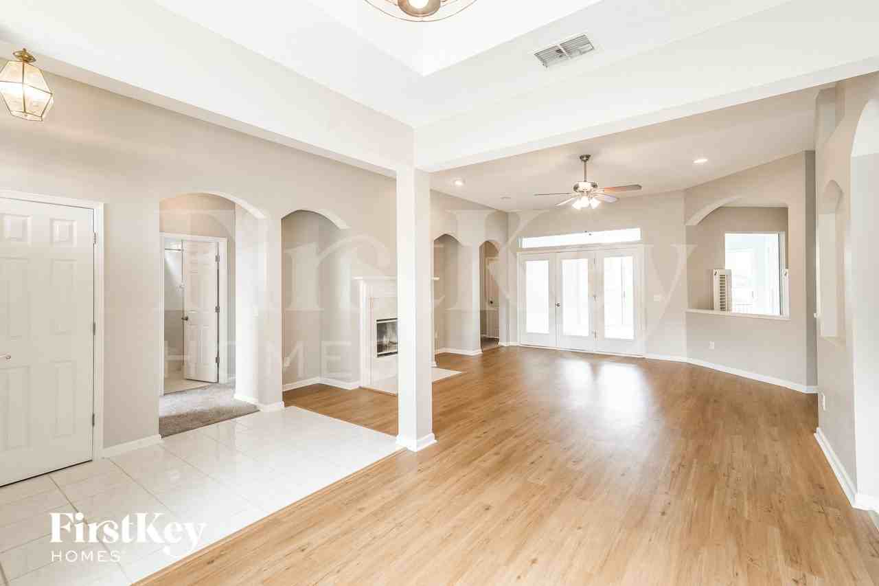 1528 Walnut Creek Dr - Photo 2 of 15
