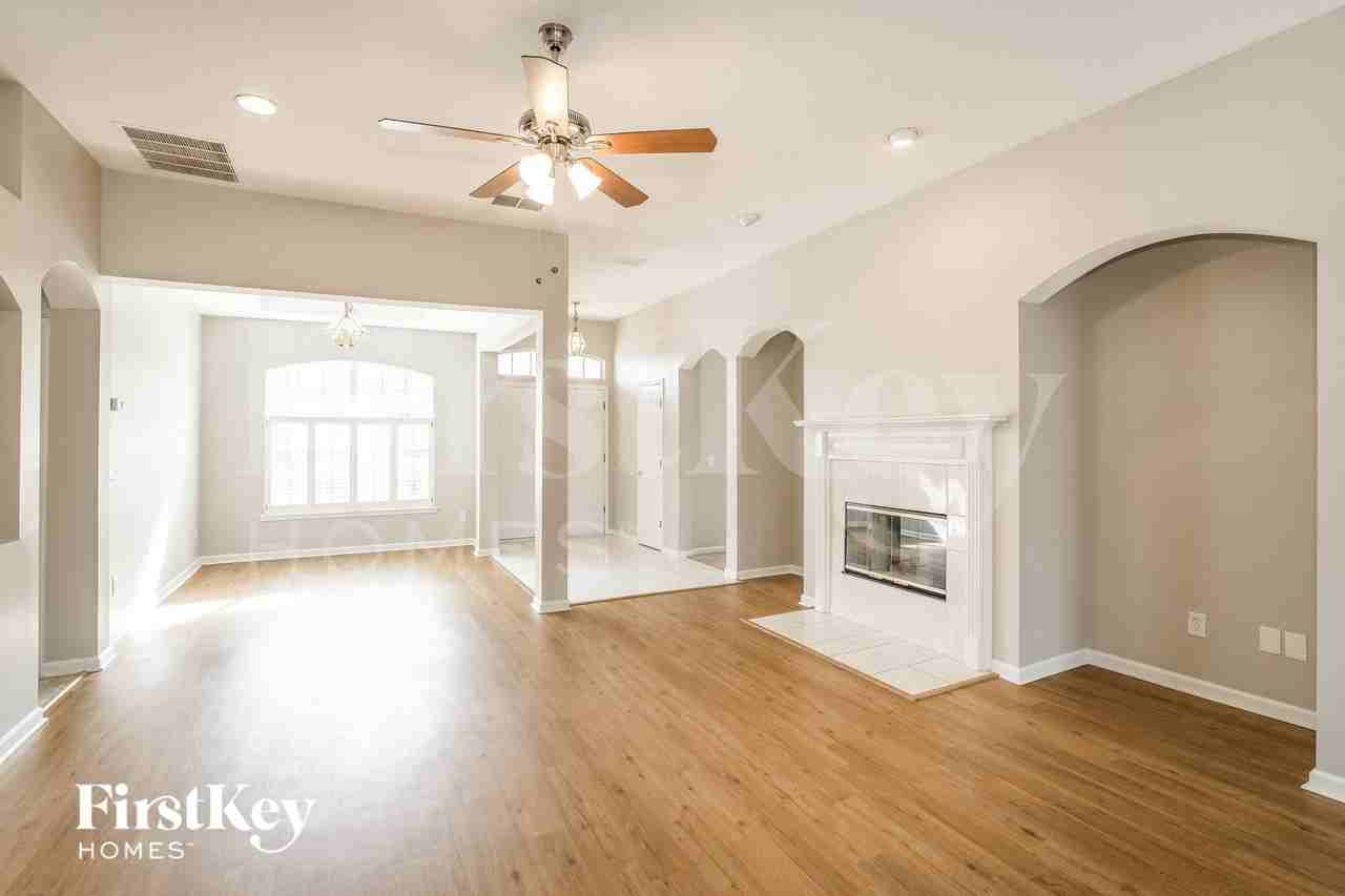 1528 Walnut Creek Dr - Photo 3 of 15