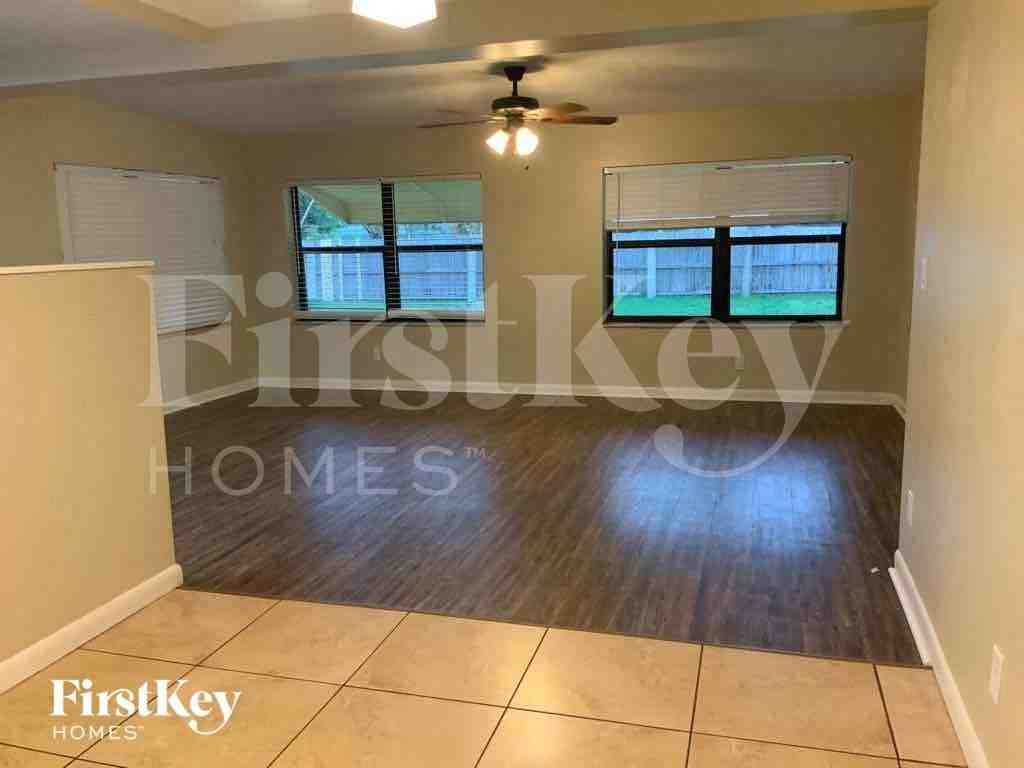 1302 Crest Dr - Photo 3 of 22