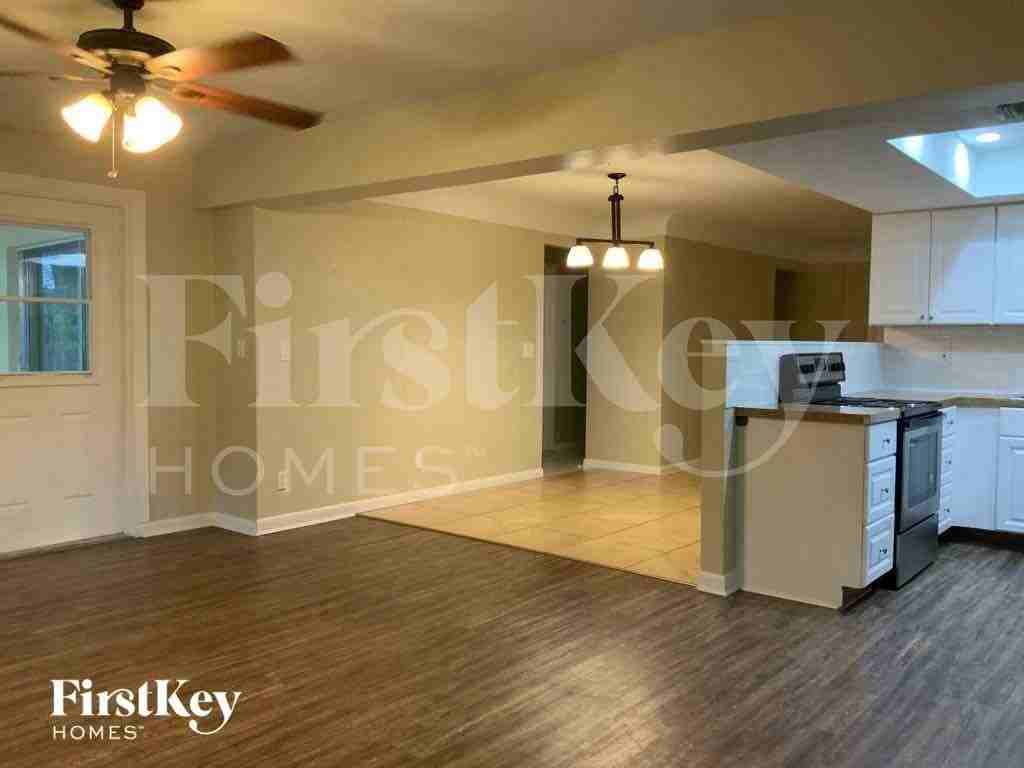 1302 Crest Dr - Photo 4 of 22
