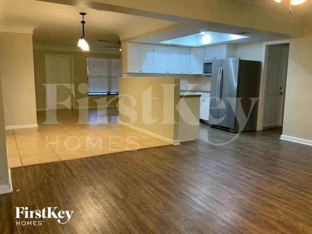 1302 Crest Dr - Photo 5 of 22